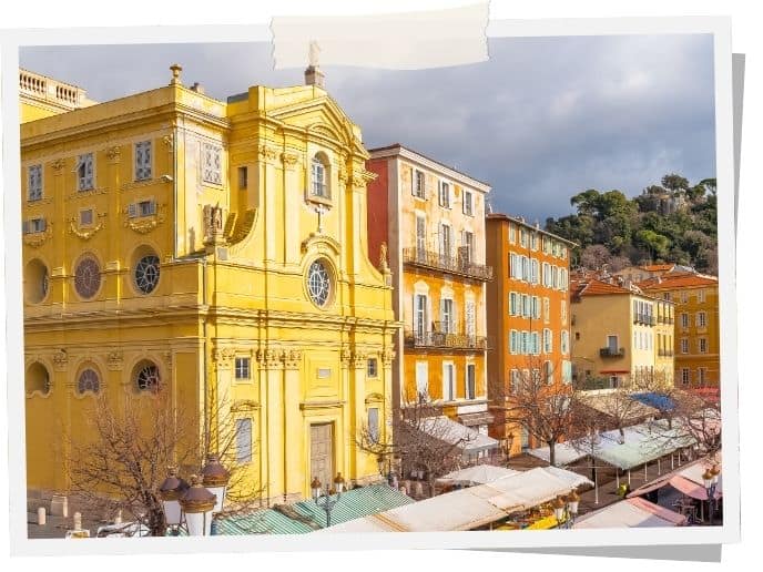 Altstadt von Nizza – bunte Häuserfassaden und Marktstände