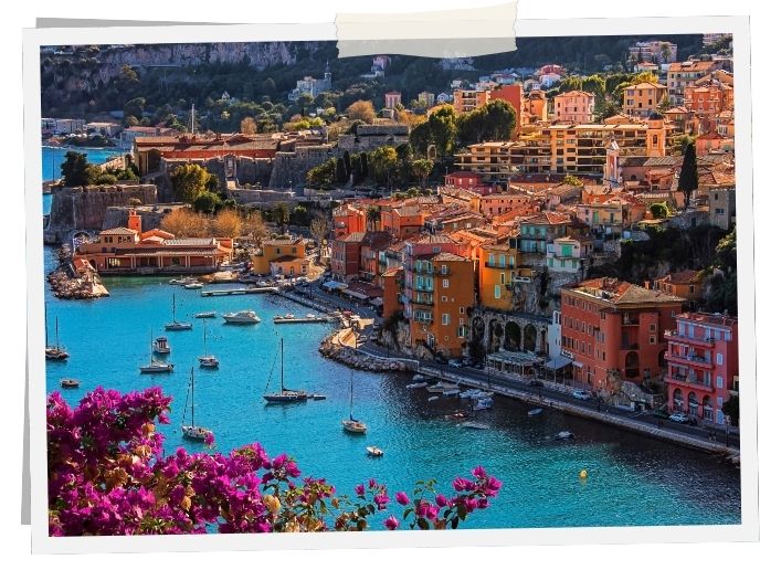 Farbenfrohe Häuser am Wasser und die Bucht von Villefranche-sur-Mer