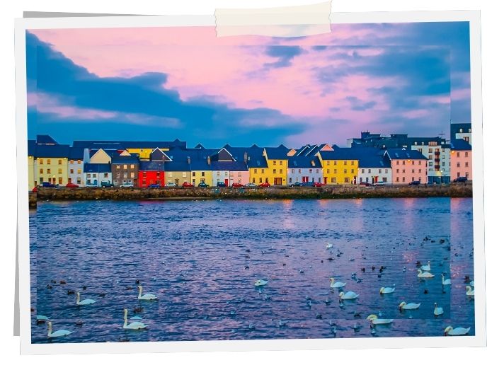 Bunte Häuserzeile am Claddagh Harbour in Galway