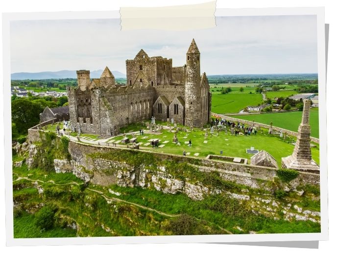 Der Rock of Cashel, ein ikonisches Wahrzeichen und historische Sehenswürdigkeit in Irland