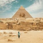 phinx von Gizeh mit der Chephren-Pyramide im Hintergrund auf dem Gizeh-Plateau in Ägypten