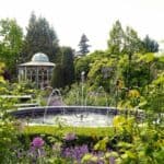 Prachtvoller Schaugarten in Österreich mit Springbrunnen und Blumen für einen Ausflug