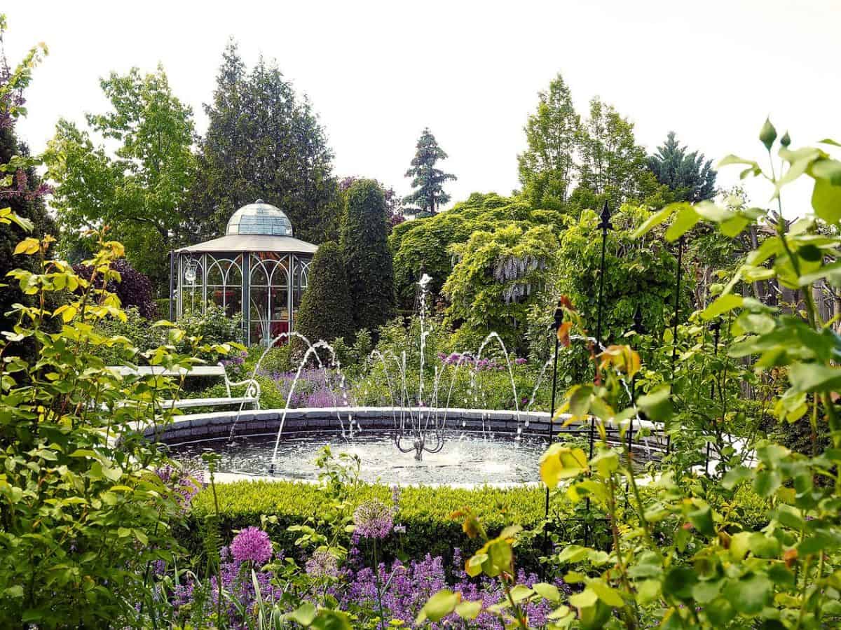 Prachtvoller Schaugarten in Österreich mit Springbrunnen und Blumen für einen Ausflug