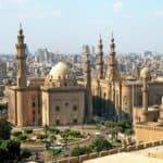 Blick auf die Sultan‑Hassan‑Moschee und die Skyline von Kairo