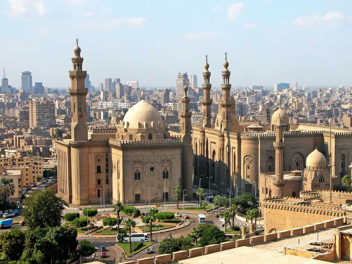 Blick auf die Sultan‑Hassan‑Moschee und die Skyline von Kairo