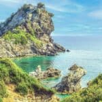 Agios Ioannis Kapelle auf Skopelos, berühmter Mamma‑Mia‑Drehort auf einem Felsen über dem türkisblauen Meer