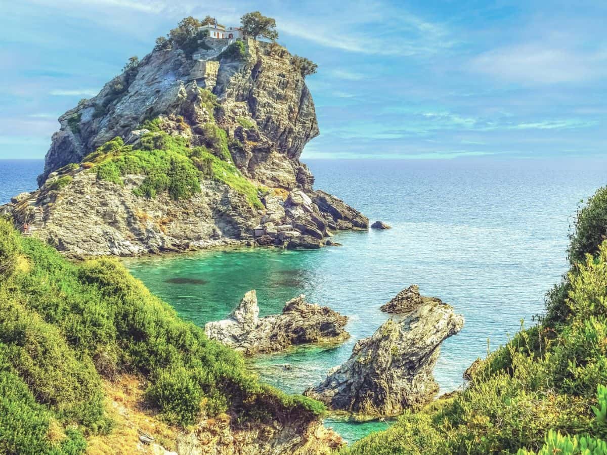 Agios Ioannis Kapelle auf Skopelos, berühmter Mamma‑Mia‑Drehort auf einem Felsen über dem türkisblauen Meer