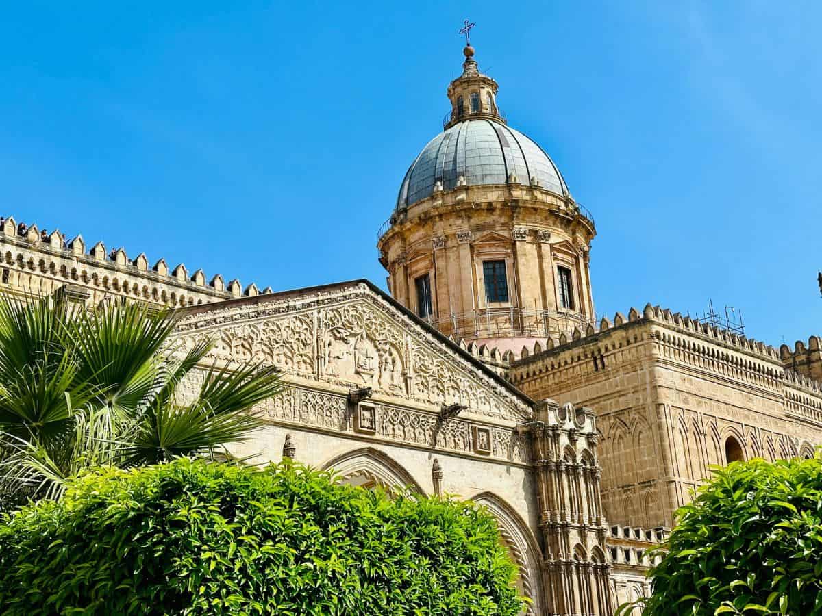 Dom von Palermo mit Kuppel und Palmen – Top‑10‑Sehenswürdigkeit in Palermo auf Sizilien