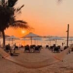 Tropischer Strand mit Hängematte und Sonnenuntergang – stimmungsvolle Resort-Atmosphäre wie in The White Lotus