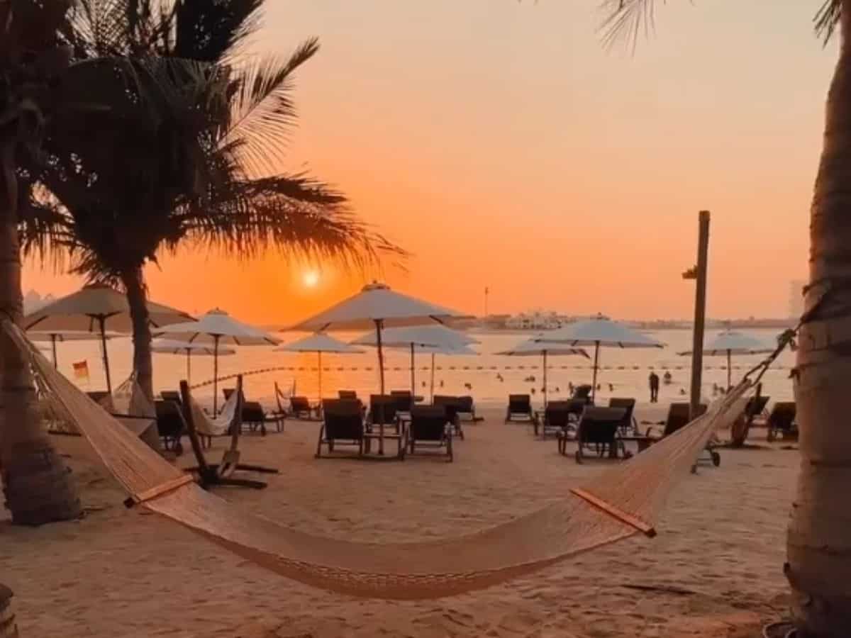 Tropischer Strand mit Hängematte und Sonnenuntergang – stimmungsvolle Resort-Atmosphäre wie in The White Lotus