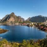 Lofoten mit roten Fischerhäusern, Fjord und Bergen – eine der Top 10 Sehenswürdigkeiten in Norwegen