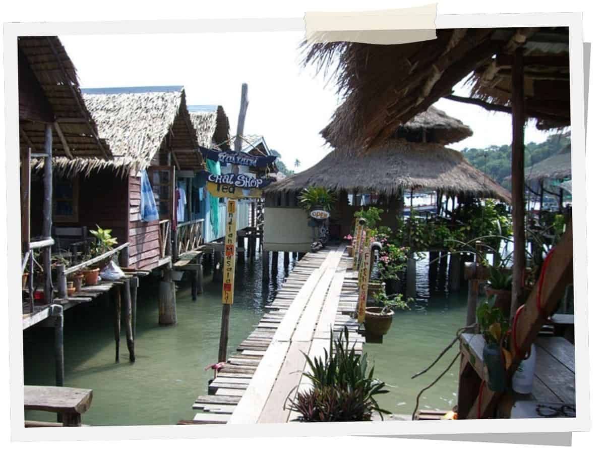 Bang Bao Stelzendorf auf Koh Chang in Thailand mit Holzhäusern auf Stelzen und Steg über dem Wasser