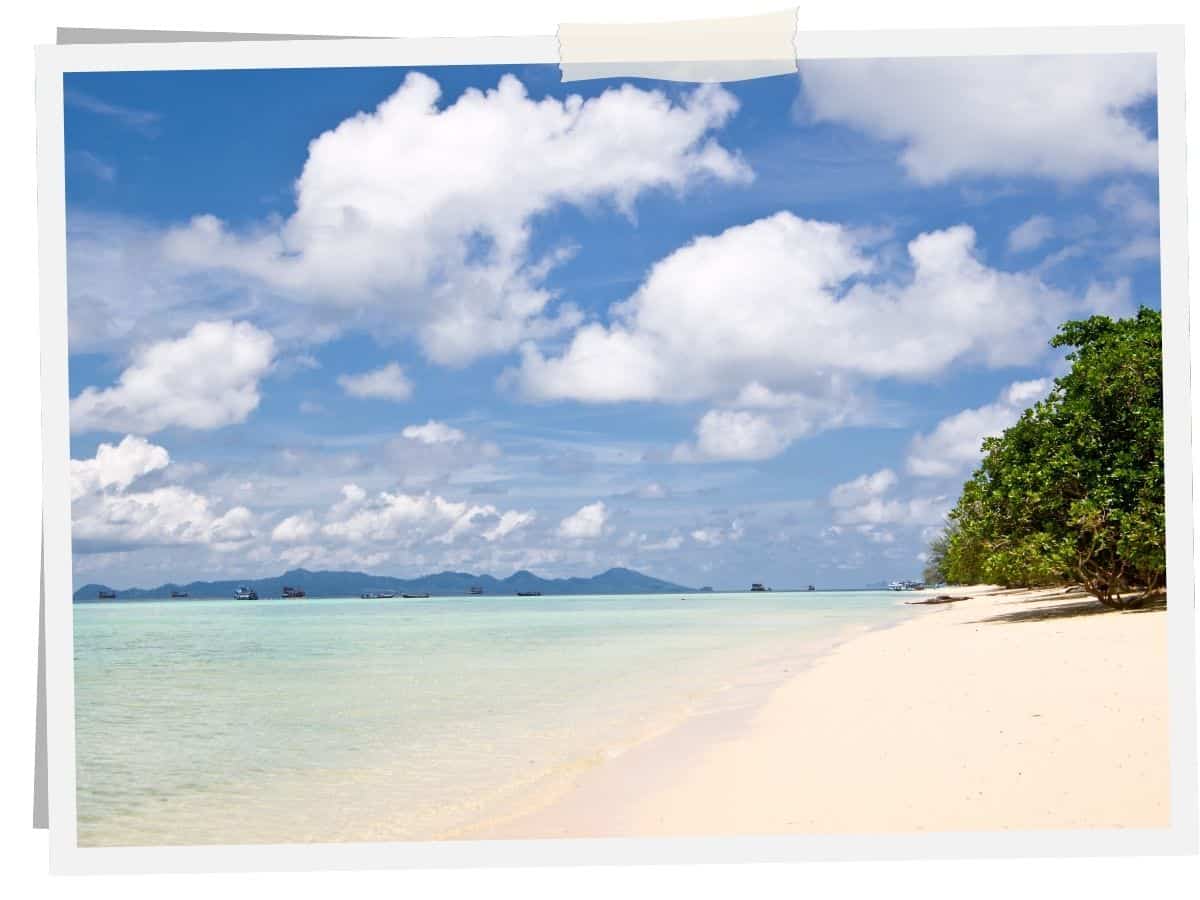 Strand auf Koh Kradan in Thailand mit hellem Sand und türkisfarbenem, flachem Meer