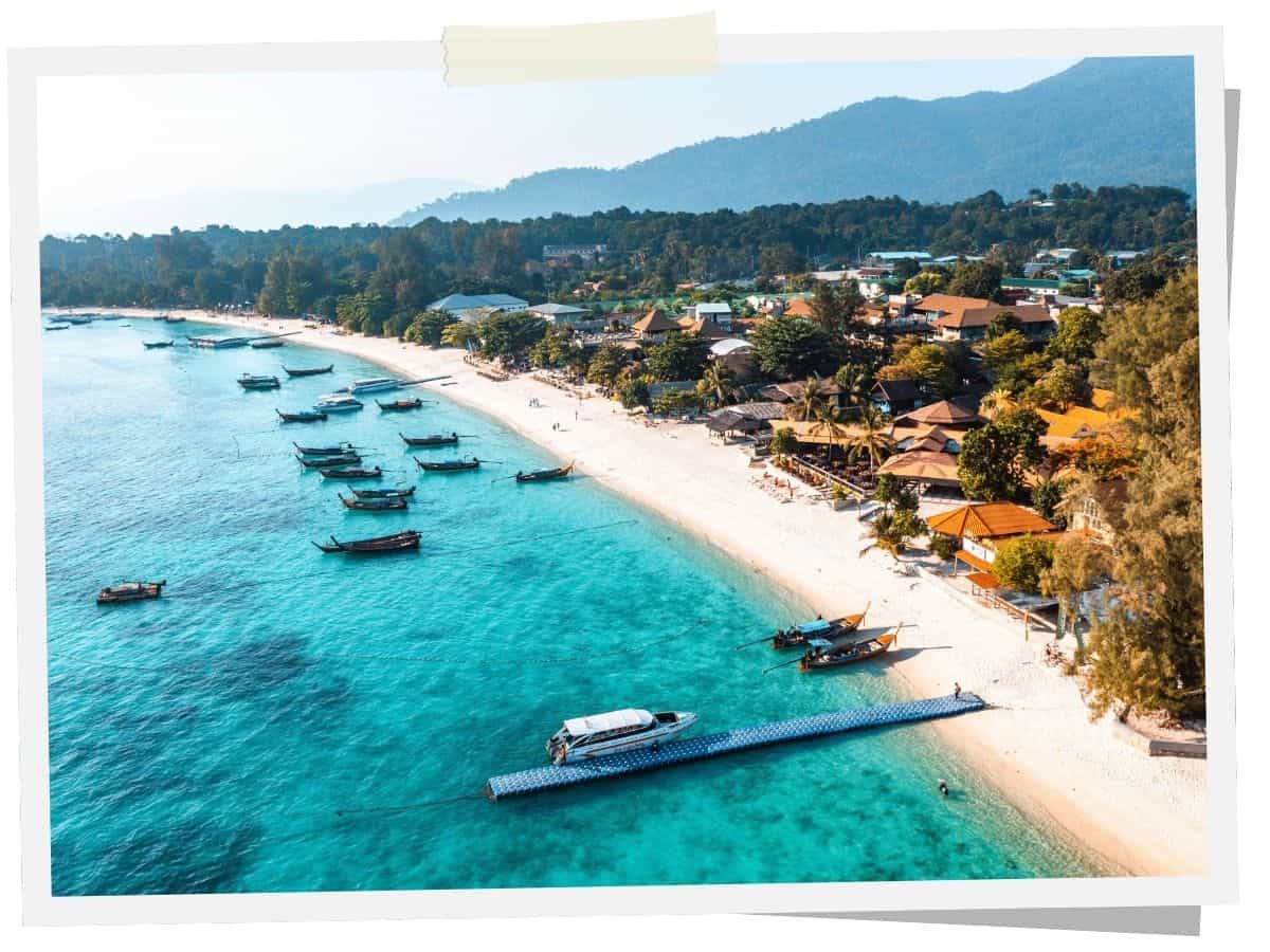 Pattaya Beach auf Koh Lipe in Thailand mit türkisblauem Wasser, Booten und hellem Sandstrand aus der Luft