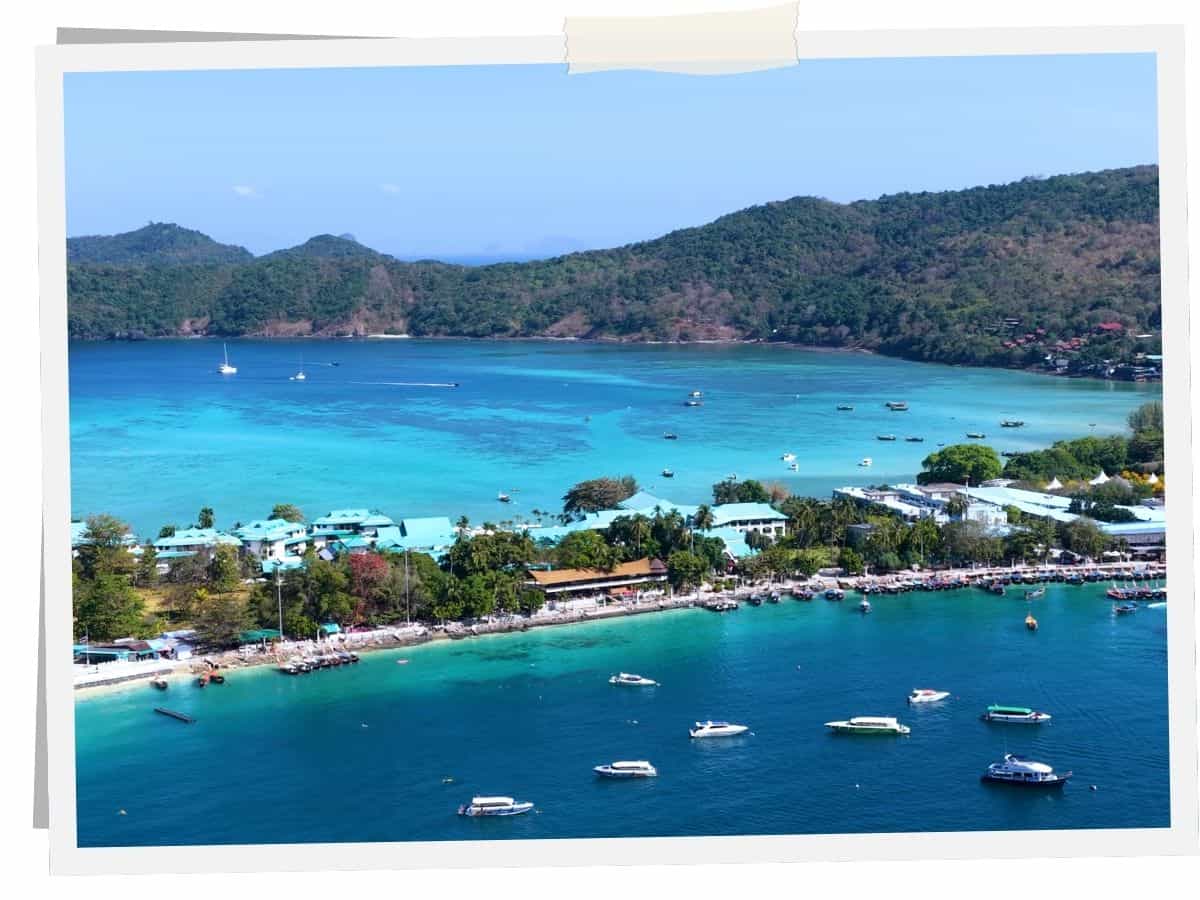 Koh Phi Phi Don, Hafen und Bucht in Thailand mit türkisblauem Wasser
