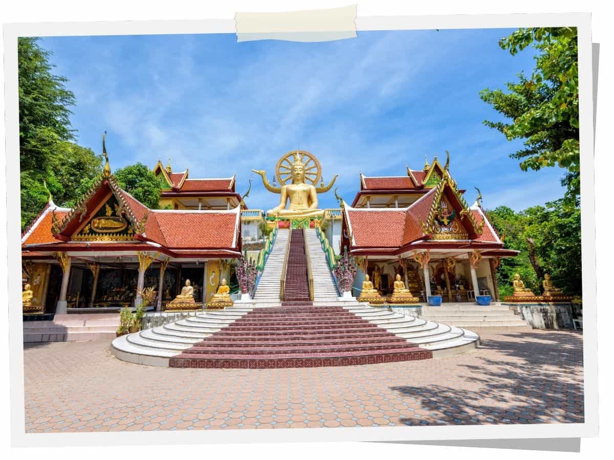 Big Buddha Tempel auf Koh Samui in Thailand mit großer goldener Buddha-Statue und Treppenaufgang