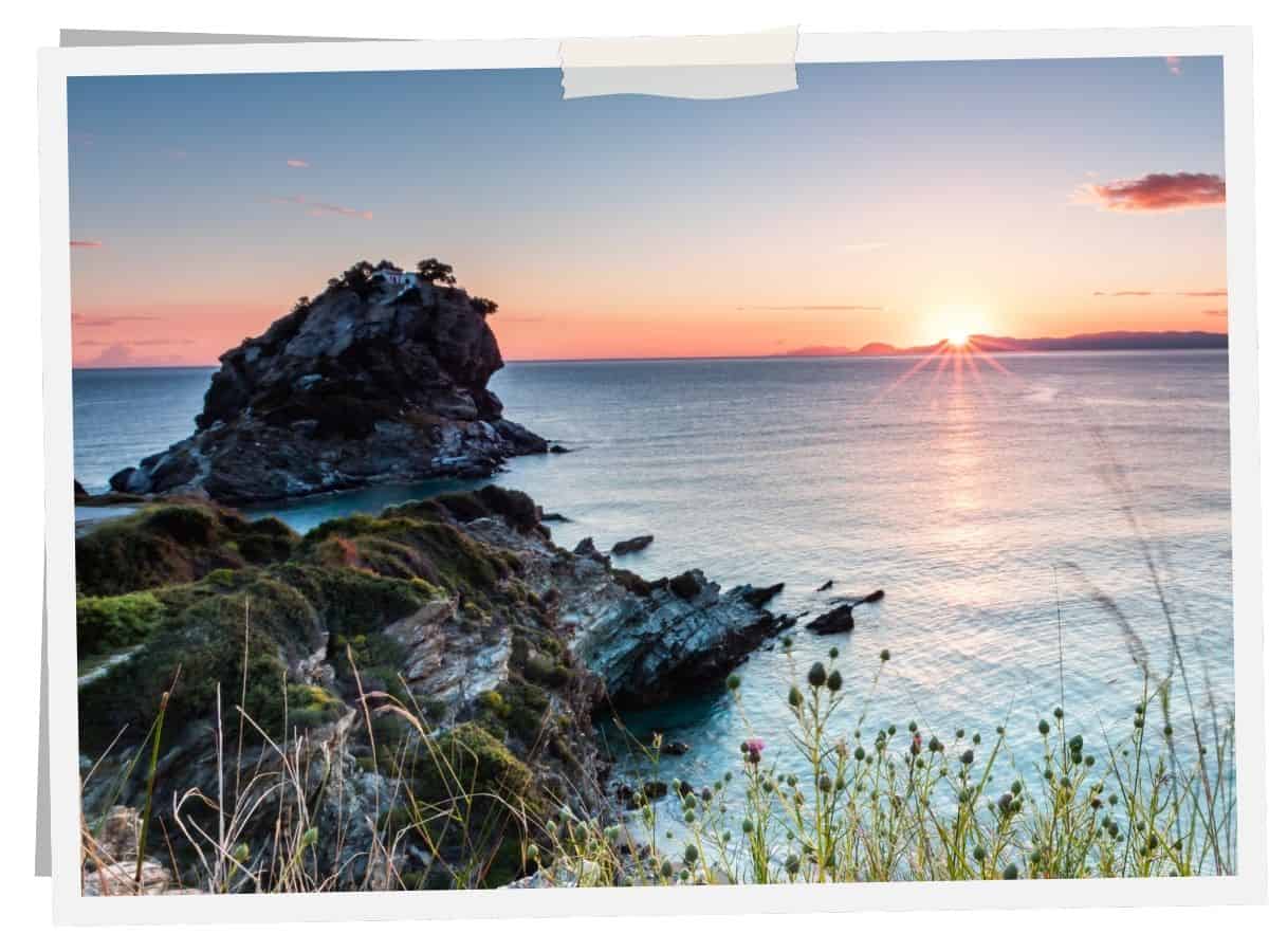 Agios Ioannis Kapelle auf einem Felsen vor der Küste von Skopelos bei Sonnenuntergang, bekannt aus Mamma Mia