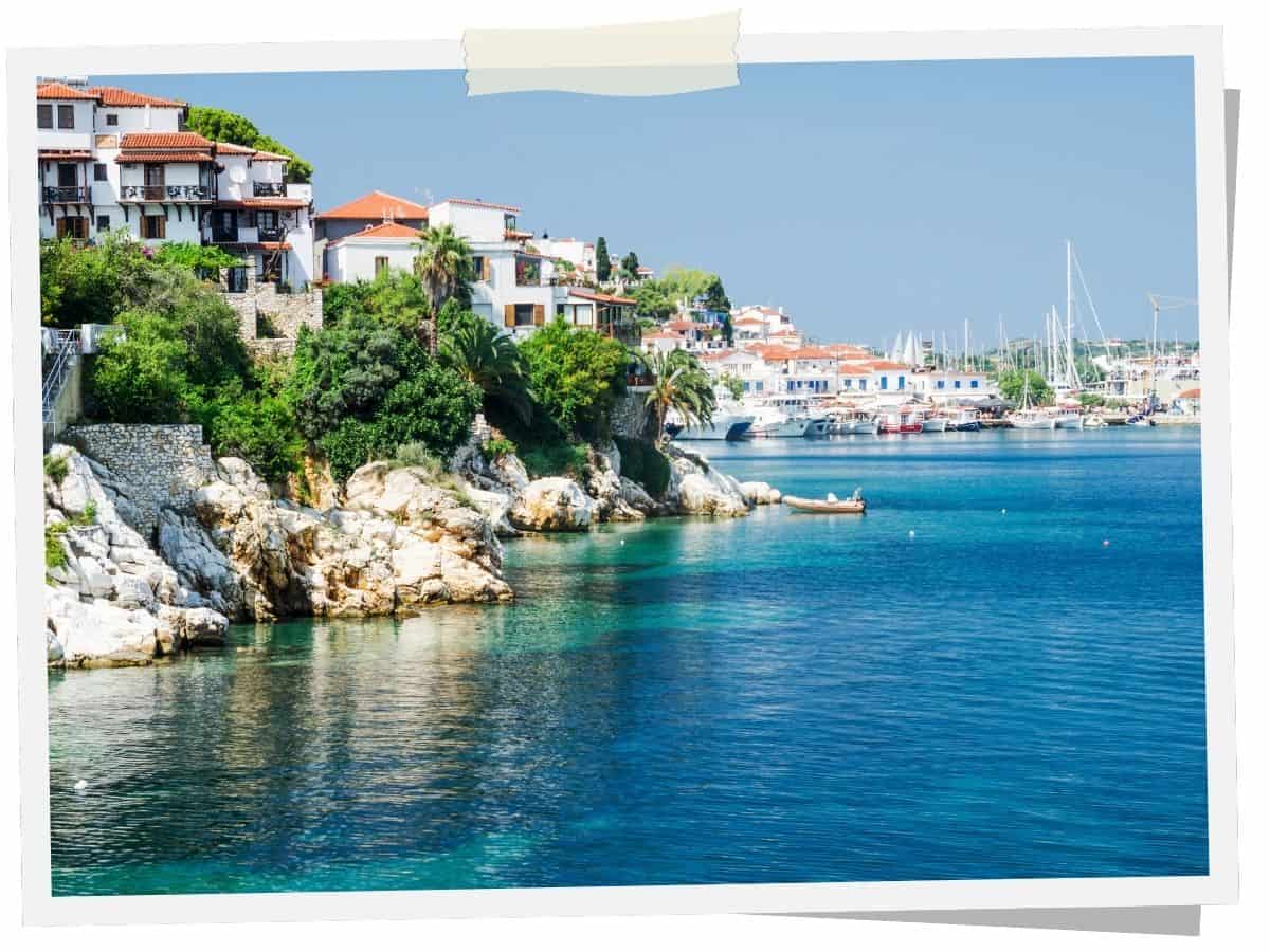 Hafen und Küstenlandschaft von Skiathos in Griechenland, Drehort mehrerer Szenen aus Mamma Mia