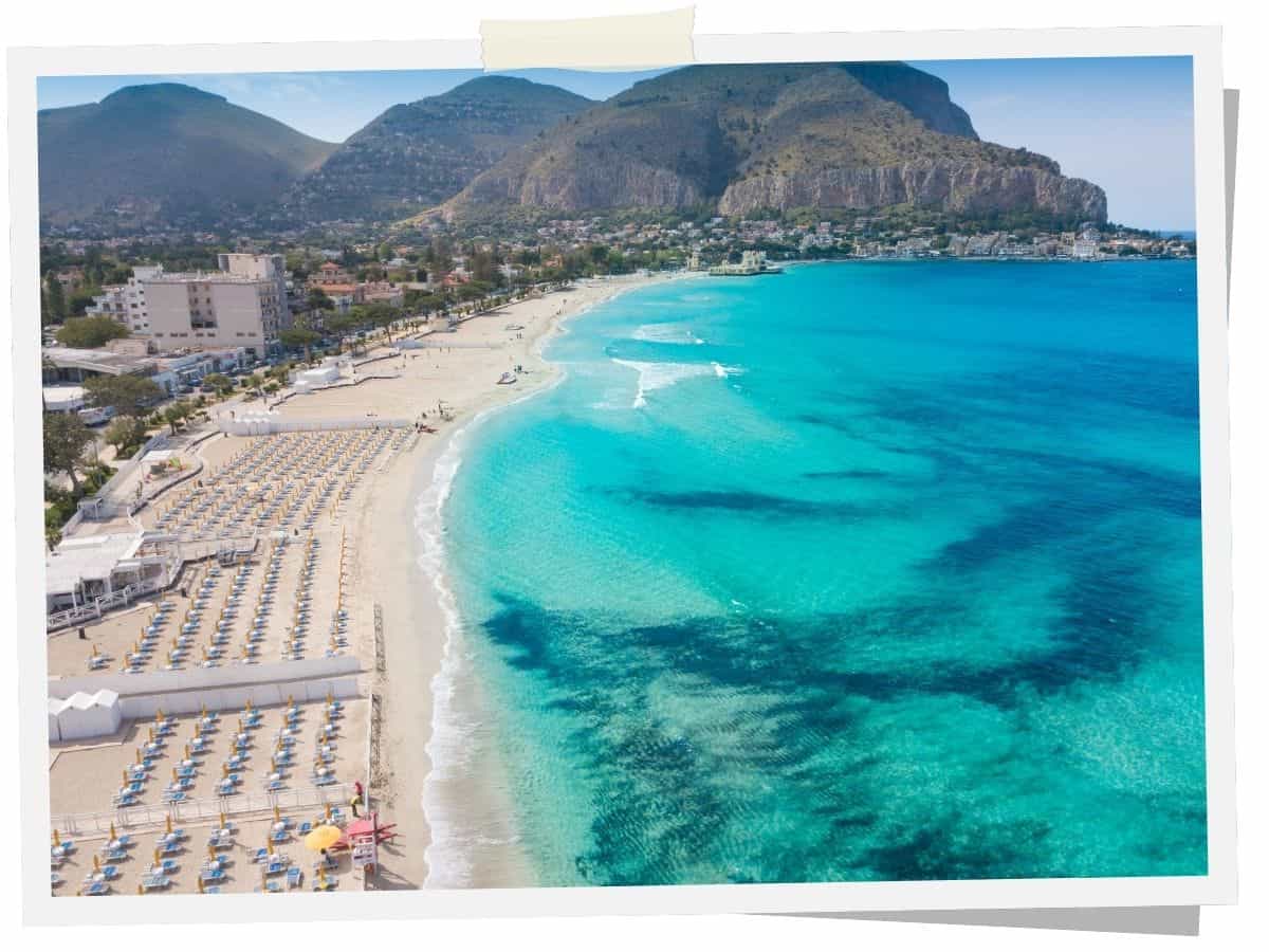 Sandstrand von Mondello mit türkisblauem Wasser bei Palermo