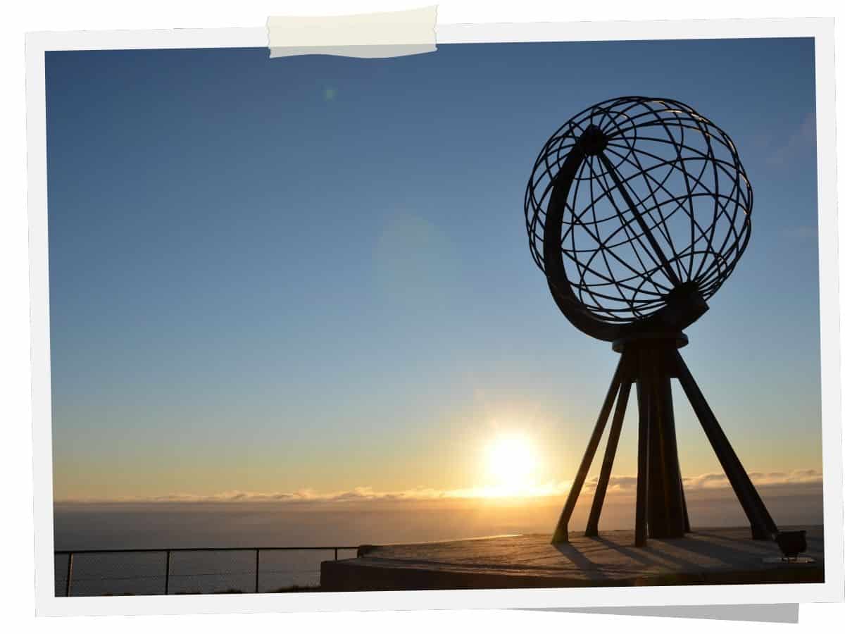 Globusdenkmal am Nordkap mit Blick auf das Nordpolarmeer bei Mitternachtssonne