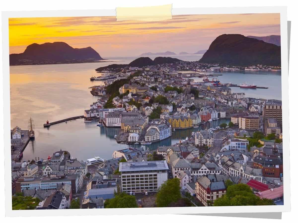 Panoramablick auf Ålesund mit Hafen, Jugendstilarchitektur und umliegenden Inseln