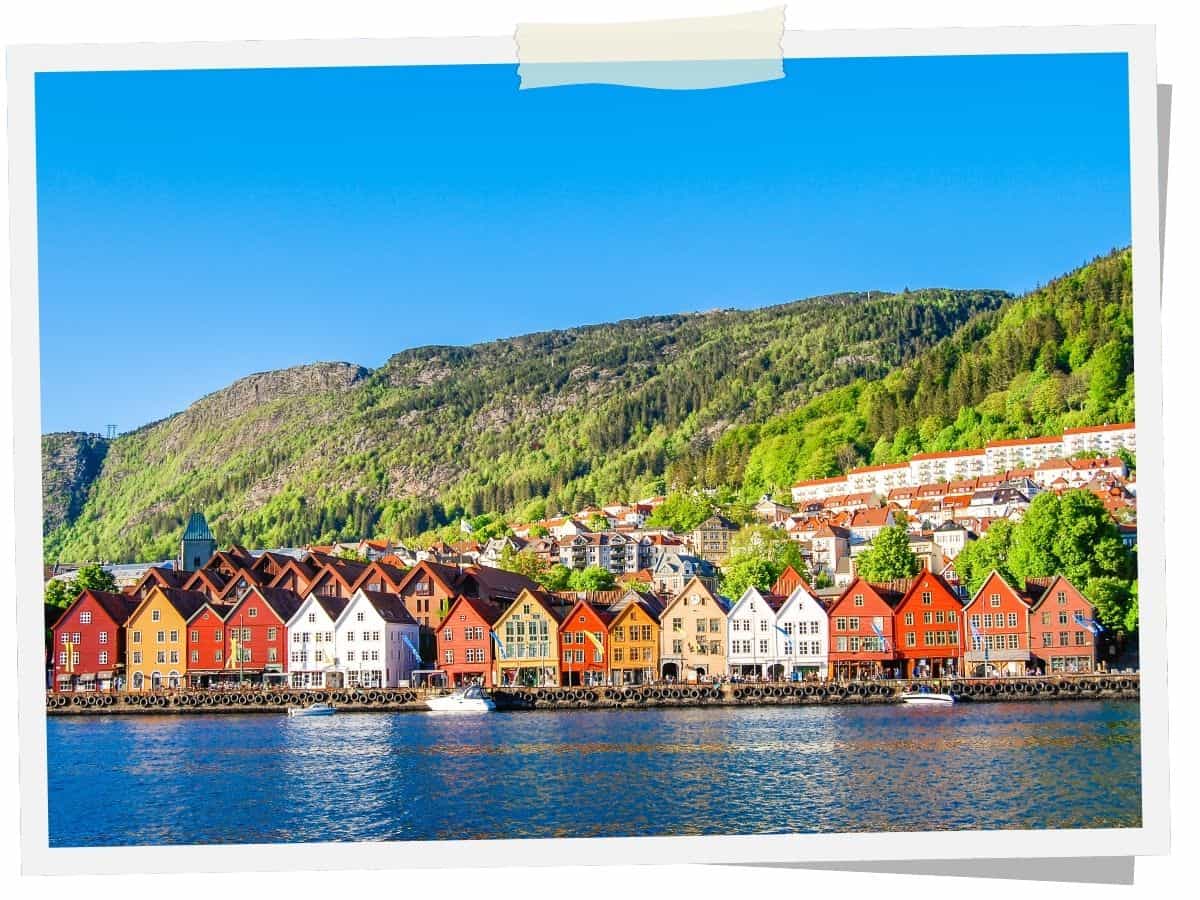 Die bunten Hansehäuser von Bryggen am Hafen von Bergen in Norwegen