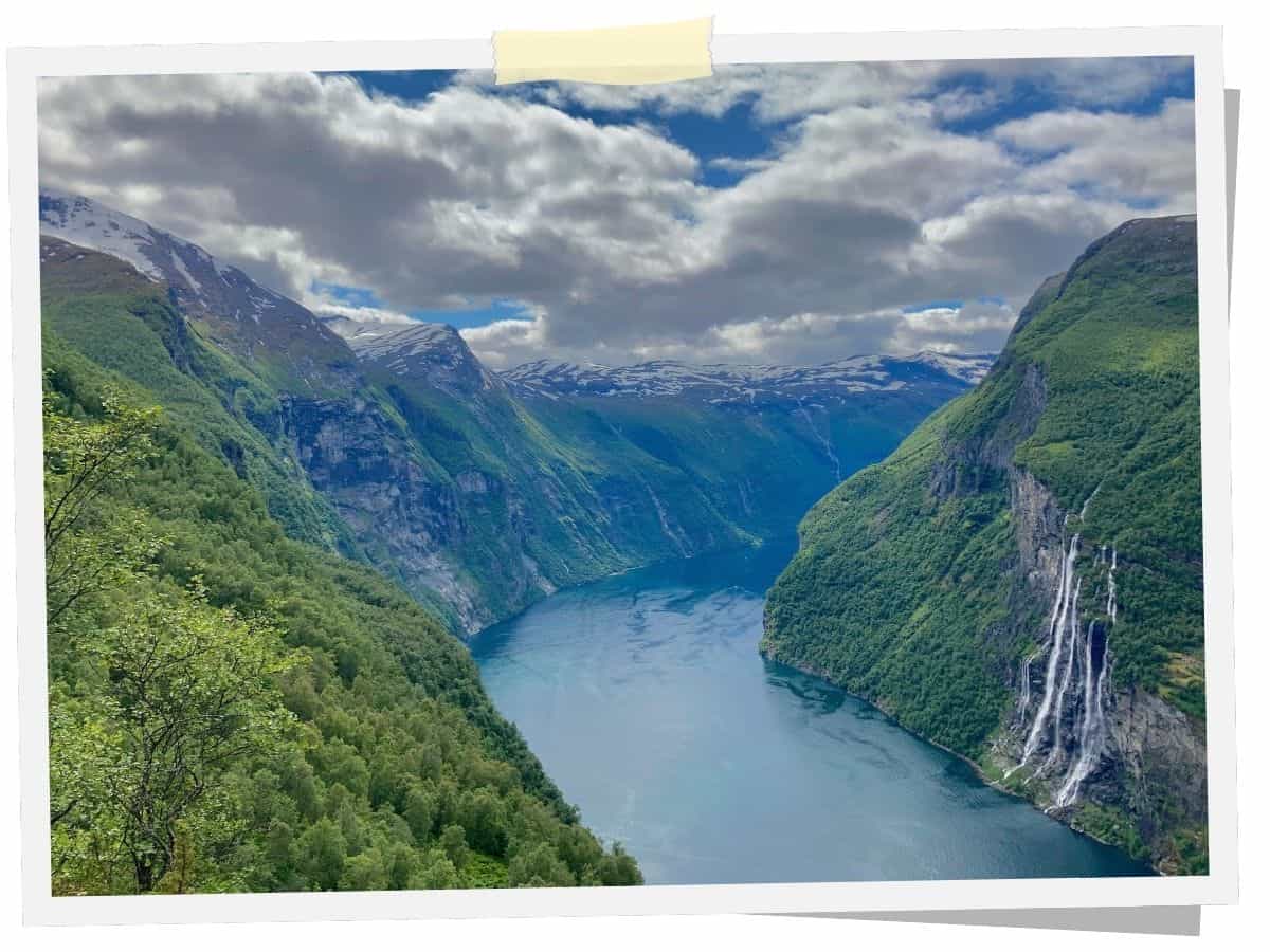 Blick auf den Geirangerfjord mit steilen Berghängen und Wasserfällen in Norwegen
