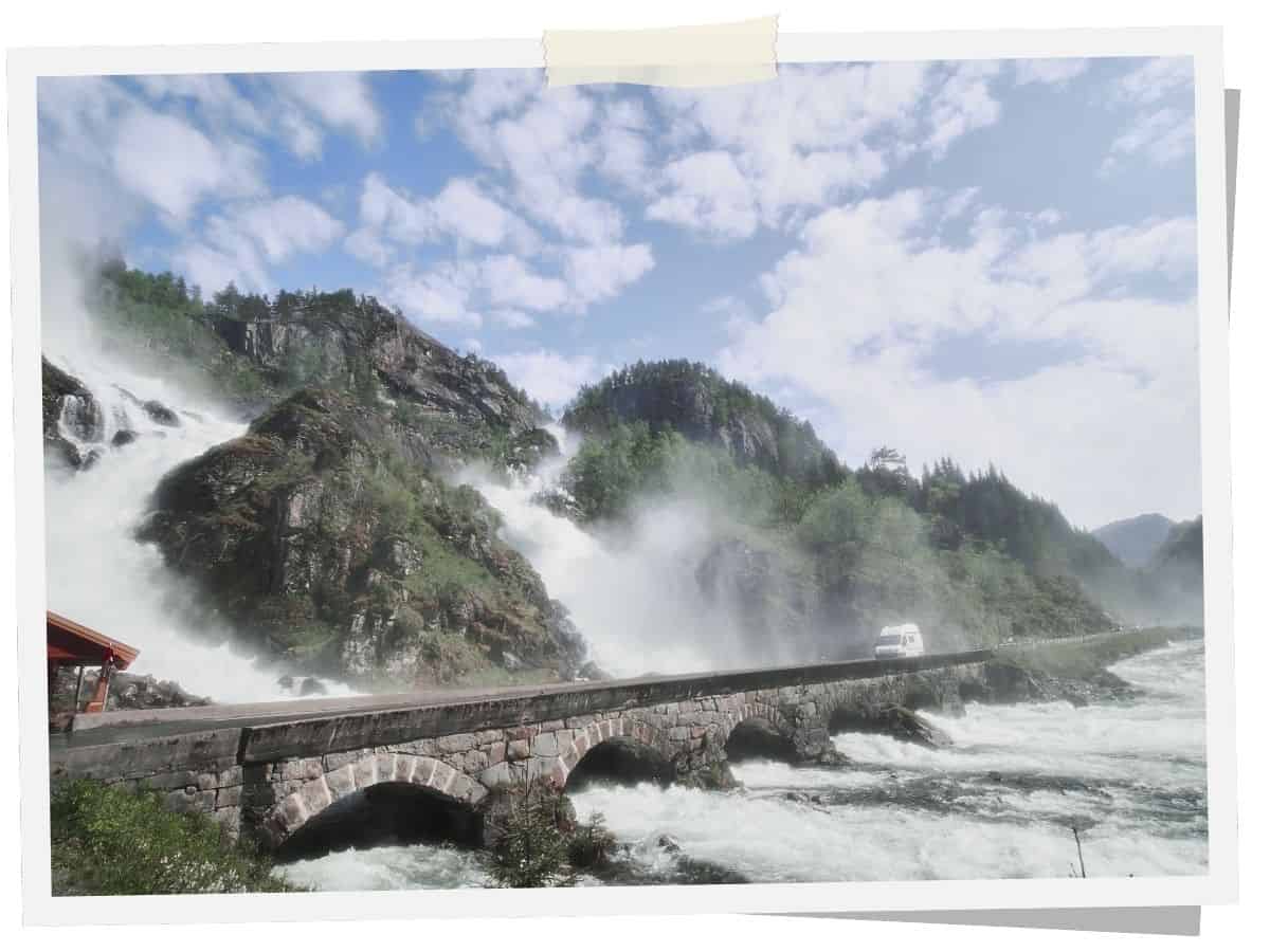 Latefossen Wasserfall mit historischer Steinbrücke im Hardangerfjord-Gebiet Norwegens