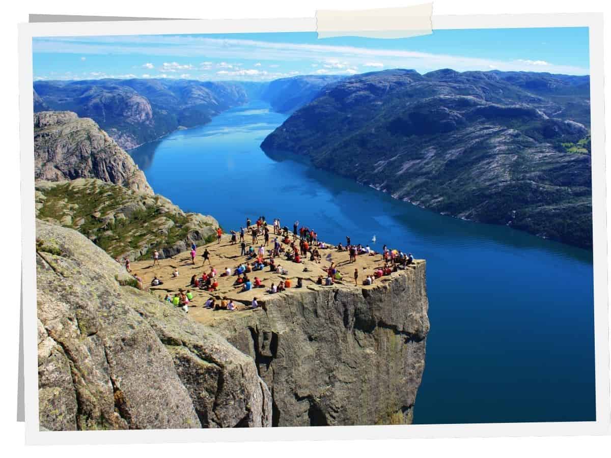-"Besucher auf dem Preikestolen mit Blick auf
den Lysefjord in Norwegen"