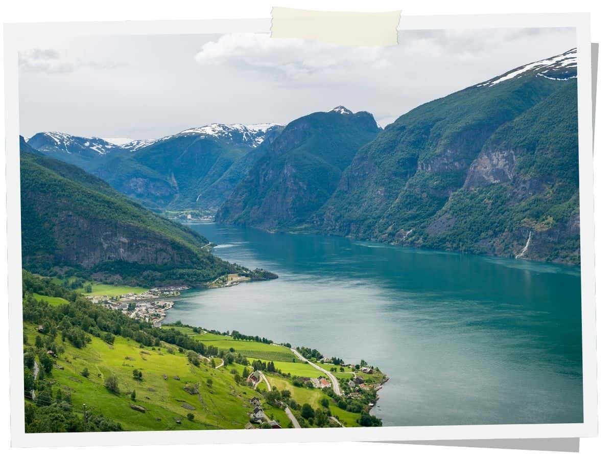 Panoramablick auf den Sognefjord mit grünen Berghängen und Fjordlandschaft in Norwegen