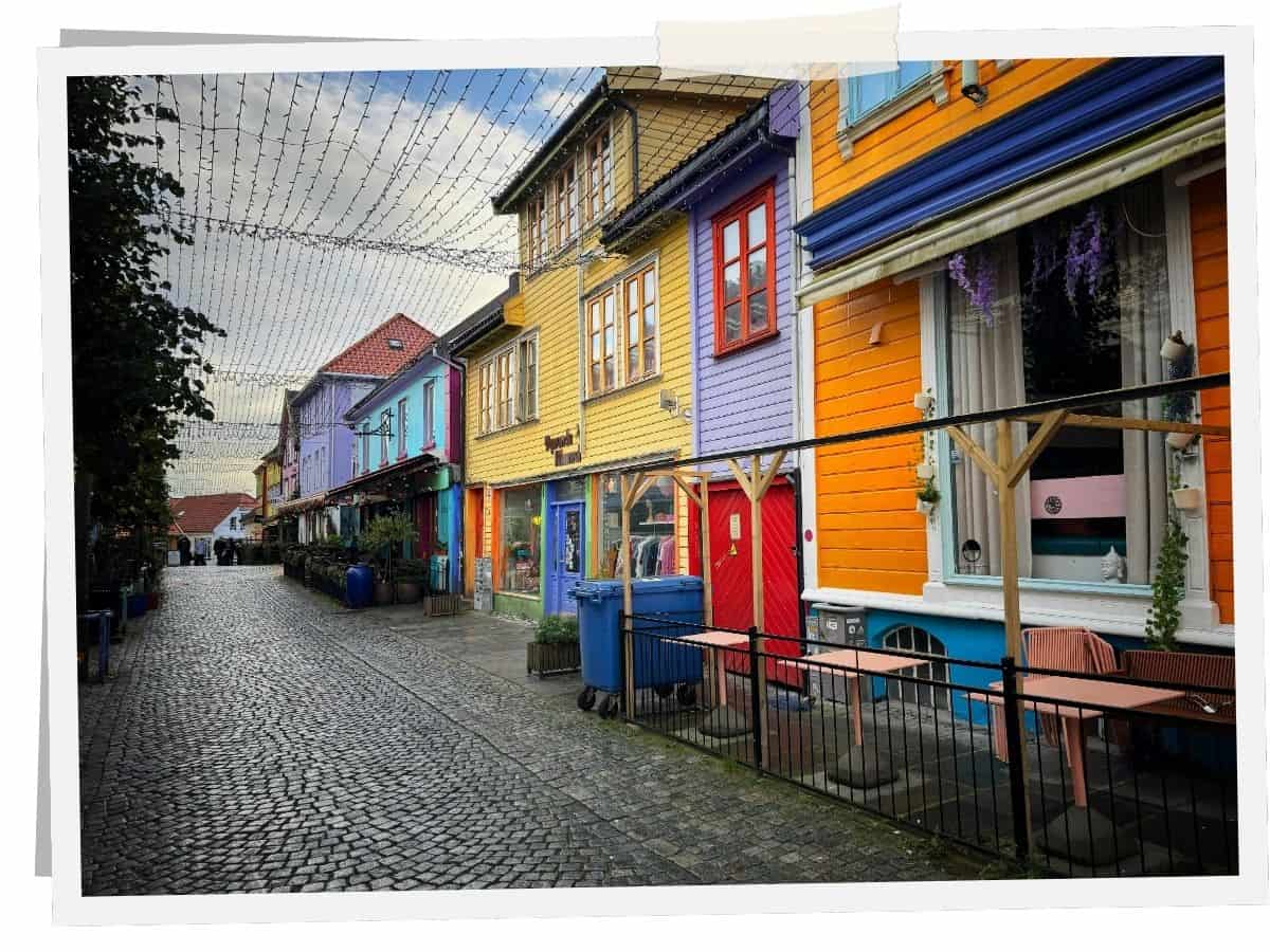 Bunte Holzhäuser in der Fargegaten Straße in Stavanger, Norwegen