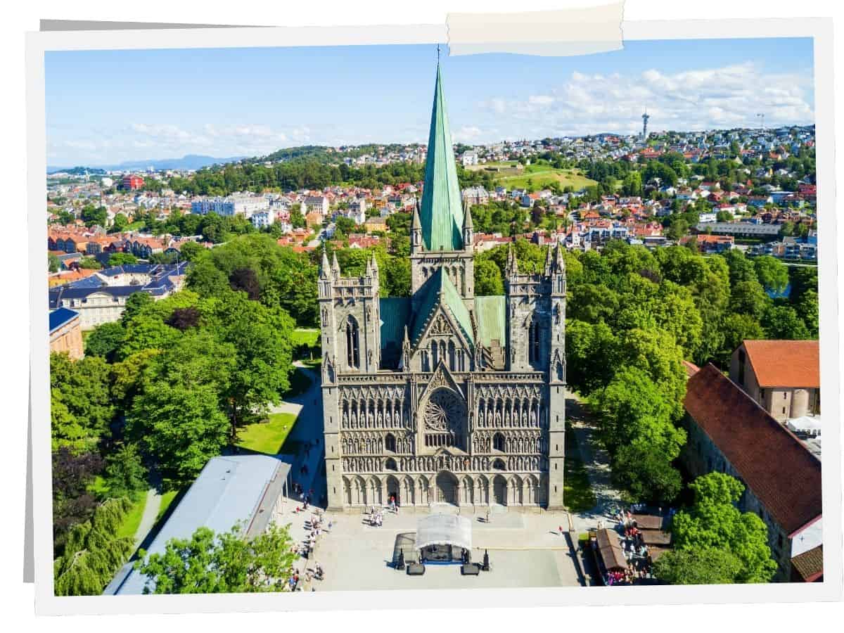 Nidarosdom in Trondheim mit gotischer Fassade und Stadtpanorama in Norwegen
