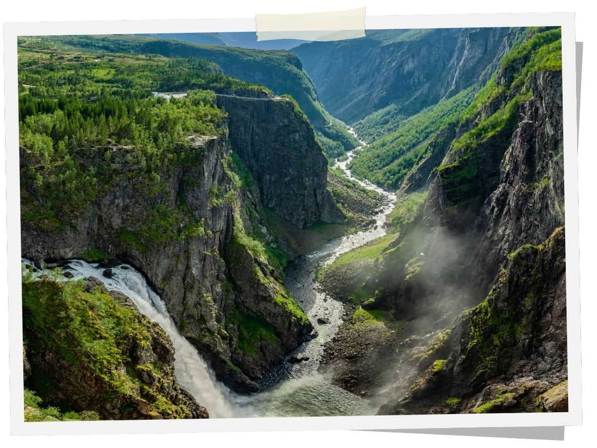 Vøringsfossen Wasserfall in der Måbødalen mit steilen Felswänden in Norwegen