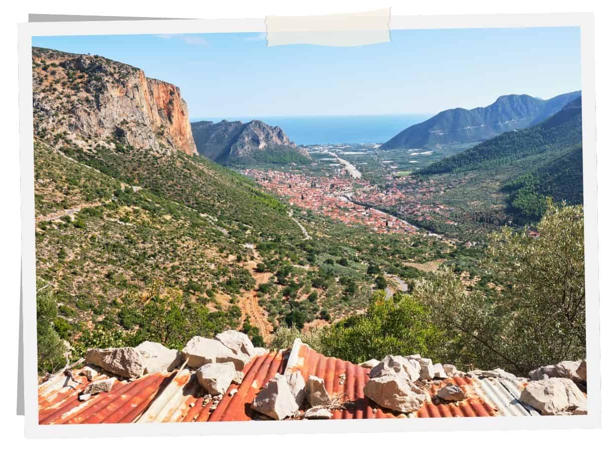 Blick auf Leonidio auf dem Peloponnes, eingebettet zwischen steilen Felsbergen und dem Myrtoischen Meer.