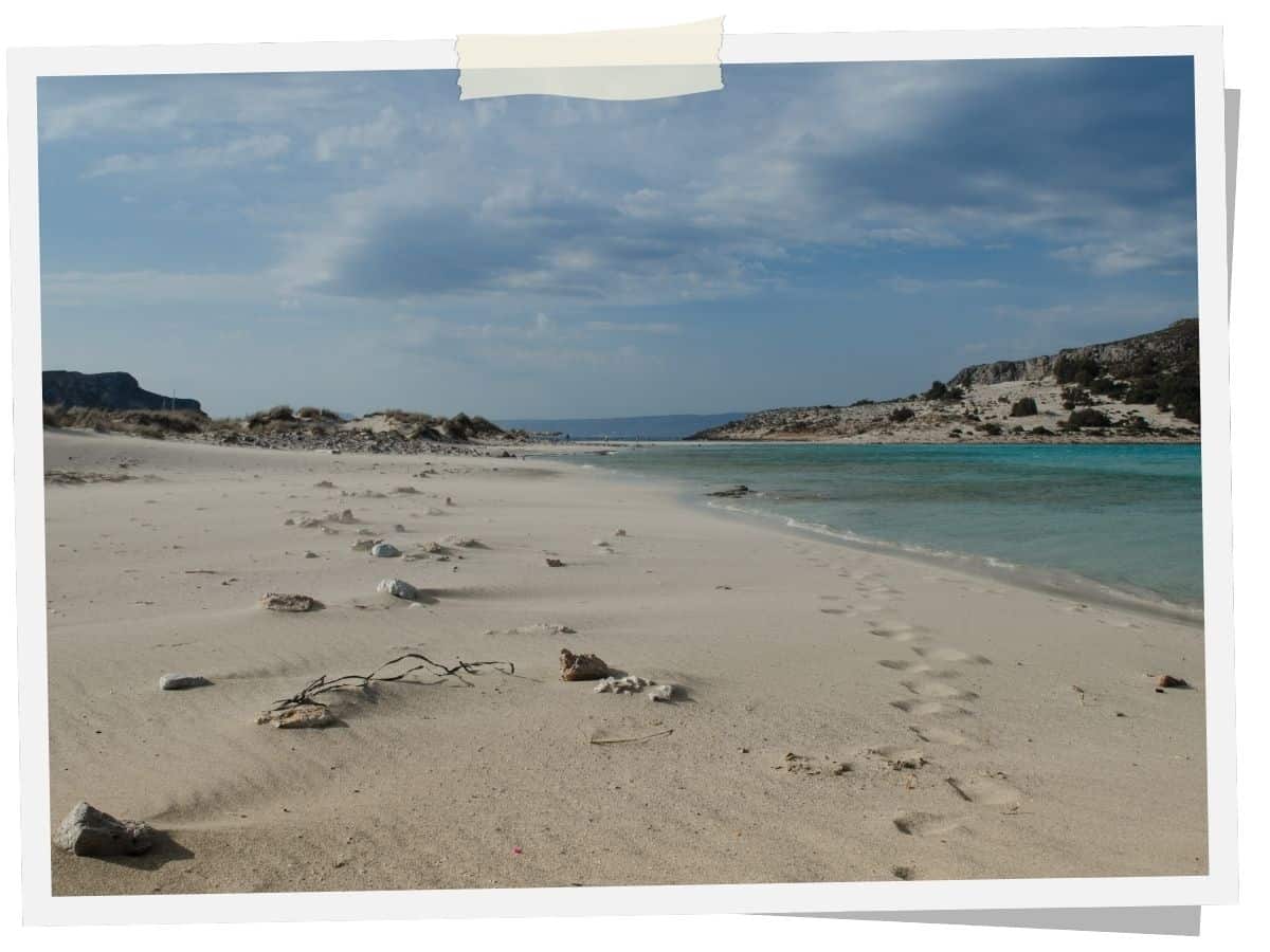 Simos Beach auf Elafonisos vor der Südostküste des Peloponnes mit hellem Sandstrand, türkisfarbenem Wasser und Dünenlandschaft.